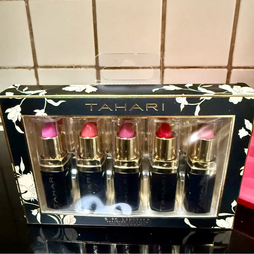 TAHARI LIPSTICK SET 5 PC. GLOSSY LIPSTICK COLLECTION Shades of Pink & Red Shades